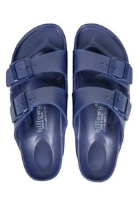 Sandales bleu marine avec deux brides réglables dotées de boucles. Fabriquées en plastique lisse, avec un semelle texturée et un design contourné.