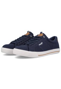 Baskets en mesh bleu marine avec semelles et lacets blancs, dotées d'un patch logo beige à l'arrière. Conçues pour un usage décontracté et une bonne respirabilité.