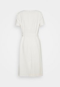Robe blanche jusqu'aux genoux avec manches courtes, rayures verticales et taille ceinturée. Elle présente un col rond et une fermeture éclair au dos.