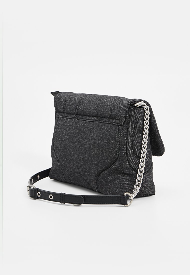 Borsa a spalla in tessuto nero con design trapuntato e tracolla a catena rimovibile. Presenta una chiusura a pattina piatta e una texture liscia.