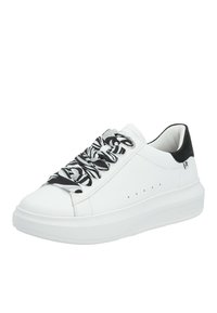Baskets blanches avec un lacet texturé noir et blanc, un dessus lisse et une semelle épaisse blanche. Dotées d'un accent noir au talon et de perforations.