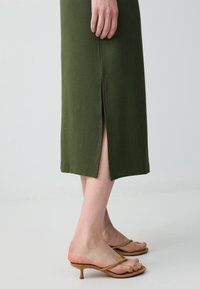 Jimmy Key CREW-NECK MIDI WITH SLIT DETAIL - Abito in maglia - light green