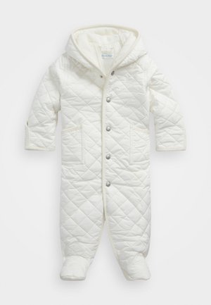 Pikowana biała kombinezon dla niemowlęcia z kapturem, wyposażona w boczne kieszenie, napy i miękką podszewkę. Przyczepione buciki zapewniają ciepło.