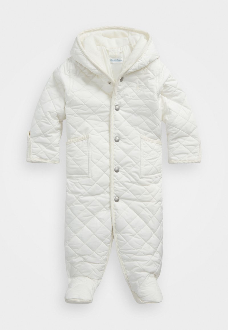 Užsegamas baltas kūdikių snowsuit'as su gobtuvu, su šoninėmis kišenėmis, spaudėmis užsegimais ir švelnia pamušalu. Prisegti batai suteikia šilumos.