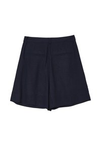 Shorts bleu marine, confectionnés à partir d'un tissu léger, avec un devant plat, deux poches arrière et une silhouette décontractée en A.