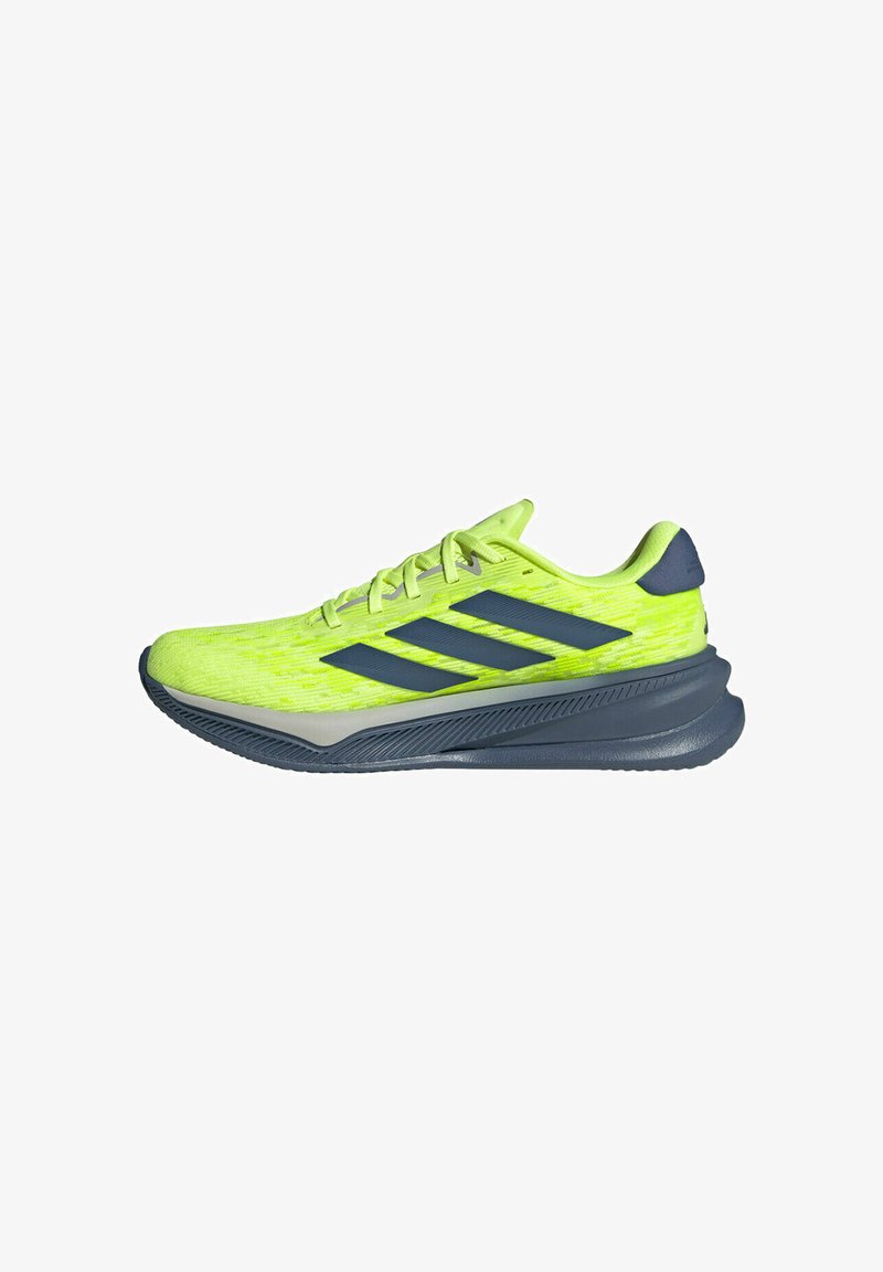Chaussure de sport vert citron avec des accents bleu marine, tige texturée et logo à trois bandes. Présente une semelle épaisse grise pour un amorti supplémentaire.