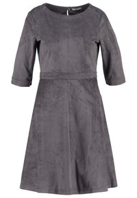 Robe grise en daim jusqu'aux genoux, avec manches trois-quarts, encolure ronde et une ceinture assortie à la taille.