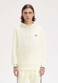 Felpa gialla chiaro realizzata in un morbido misto cotone. Presenta una tasca frontale, cappuccio regolabile con coulisse e un piccolo logo ricamato sul petto.