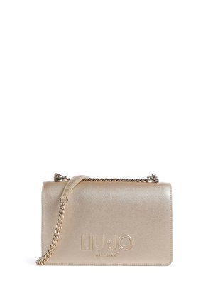 Borsa a tracolla in pelle beige con tracolla a catena e logo "LIU JO MILANO" in rilievo sul davanti su sfondo bianco.