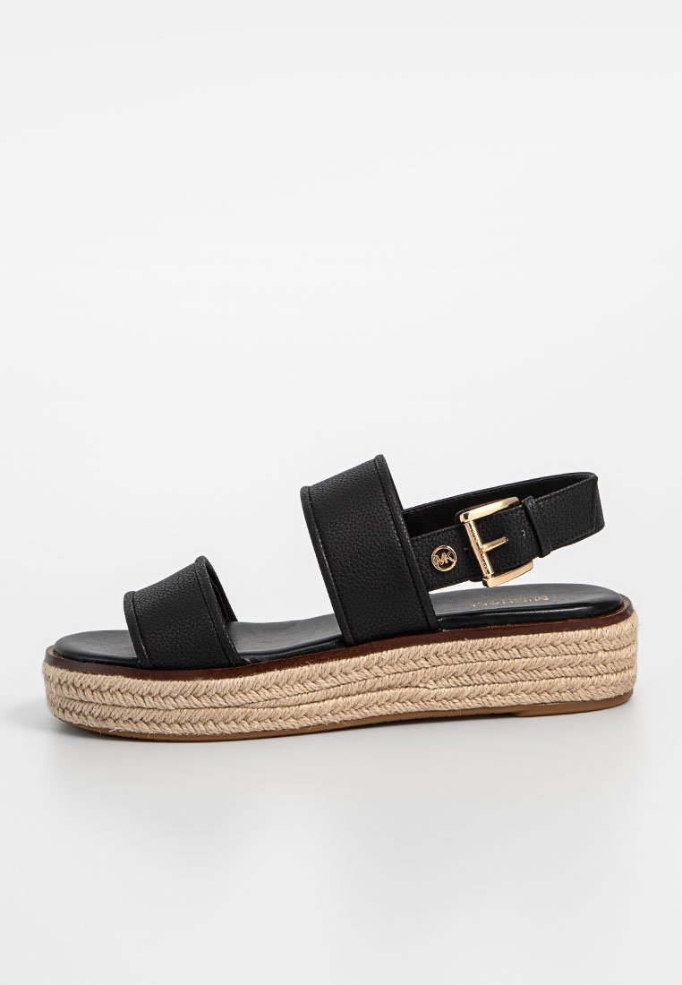 Schwarze Ledersandale mit zwei breiten Riemen, verstellbarem Schnallenverschluss und einer mit Jute umwickelten Keilsohle, die eine strukturierte Oberfläche und goldene Akzente aufweist.