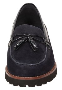 Marineblaue Wildleder-Loafer mit einem glänzenden schwarzen Lederakzent, ausgestattet mit Schnürdetails und einer Gummisohle mit strukturiertem Profil.
