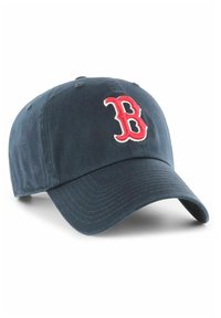 Casquette de baseball en coton bleu marine avec un logo 'B' rouge brodé à l'avant. Dispose d'une visière incurvée et d'une sangle ajustable à l'arrière.