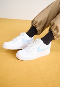 AIR FORCE 1 '07 - Matalavartiset tennarit - white/light armory blue/light bone