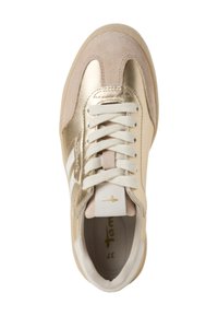 Sneaker oro e beige realizzato in materiali scamosciati e in pelle, con lacci bianchi piatti e suola imbottita. Presenta il logo stampato sul lato.