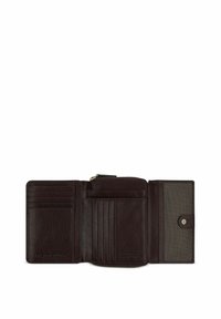 Cartera de cuero marrón con múltiples ranuras para tarjetas, bolsillo con cremallera y cierre a presión. Textura suave y logotipo grabado en el exterior.