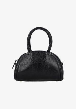 Geantă de mână din piele neagră cu formă rotunjită, mânere duble, fermoar superior și buzunar frontal cu clapetă, așezată pe un fundal alb.
