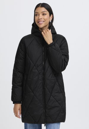 Schwarze gesteppte Jacke mit Kapuze, Reißverschluss vorne und elastischen Bündchen. Das Design umfasst diagonale Nähte und seitliche Taschen.