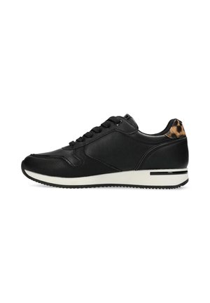 Zwarte leren sneaker met zwarte veters, witte zool en luipaardprint accent op de hiel, zijaanzicht op een witte achtergrond.