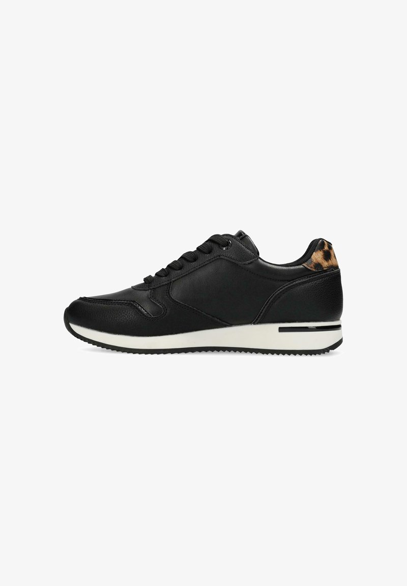 Baskets en cuir noir avec lacets noirs, semelle blanche et motif léopard au niveau du talon, vues de profil sur fond blanc.