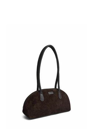 Petit sac à main brun foncé en forme de demi-lune avec de longues poignées noires et une fermeture éclair le long du bord supérieur incurvé.
