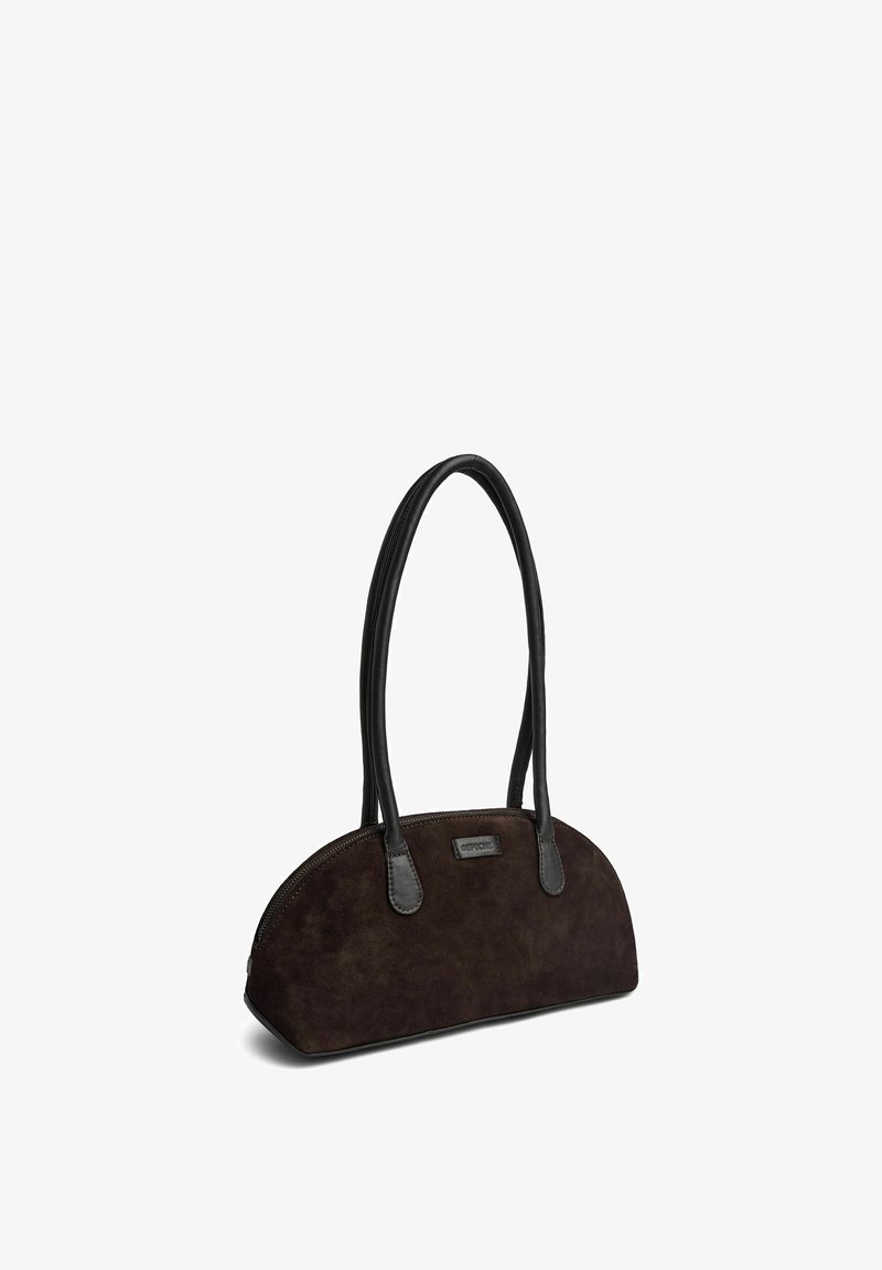 Petit sac à main brun foncé en forme de demi-lune avec de longues poignées noires et une fermeture éclair le long du bord supérieur incurvé.
