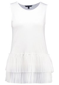 Bílý bezrukávový top s kulatým výstřihem, má dvě skládací vrstvy na spodním okraji, vyrobený z lehkého materiálu. Jednoduchý design a čisté linie.