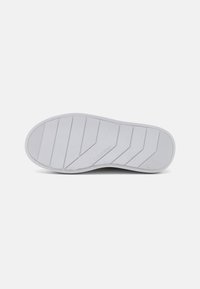 Suola di sneaker bianca in gomma testurizzata, con strisce diagonali e un logo. Design piatto con una superficie liscia e una scala di colori chiari.