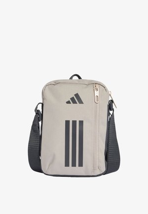 Szara torba na ramię z tkaniny z suwakiem, z czarnym logo w postaci trzech pasków. Regulowany pasek i prostokątny kształt. Teksturowana powierzchnia.