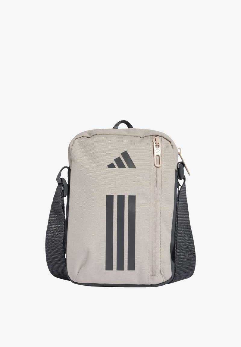 Szara torba na ramię z tkaniny z suwakiem, z czarnym logo w postaci trzech pasków. Regulowany pasek i prostokątny kształt. Teksturowana powierzchnia.