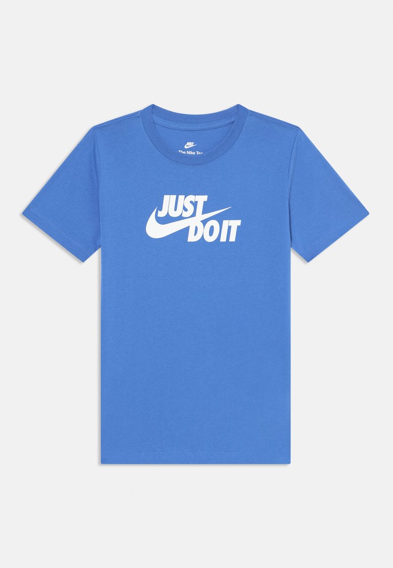 Mėlynas medvilninis marškinėliai trumpomis rankovėmis su apvaliu kaklu. Pagrindinis akcentas – didelė balta „JUST DO IT“ grafika ir Nike swoosh logotipas.