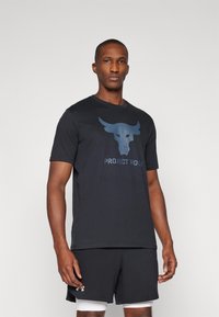 Under Armour BRAHMA BULL - T-shirts med print - black/downpour gray