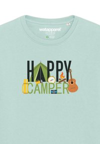 T-shirt bleu clair avec le graphisme "HAPPY CAMPER" mettant en avant des icônes de tente verte, de boussole, de guitare, d'appareil photo, de lanterne et de feu de camp.
