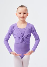 Lila Langarm-Twiststrickoberteil, kombiniert mit einem lila Body, ergänzt durch hellrosa Strumpfhosen. Glatte Textur, enganliegendes Design.