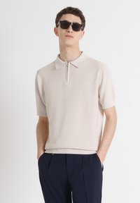 REGULAR FIT SOFT WITH LOGOED METAL BADGE - Polo - paper