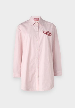 Chemise à rayures roses et blanches à manches longues avec un col arrondi, fermeture à boutons sur le devant et un logo rouge brodé sur la poitrine gauche.