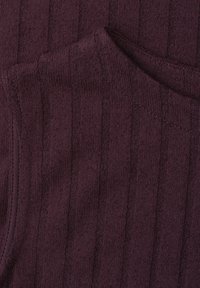 Gros plan d'un tissu en maille côtelée violet foncé montrant une zone pliée et des rayures verticales texturées.