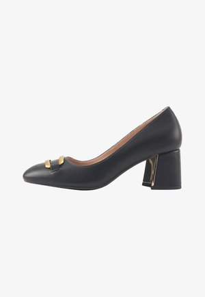 Pompe noire en cuir avec un bout pointu, dotée d'un petit accent doré et d'un talon bloc avec un détail métallique. Texture lisse sur l'ensemble.