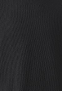 Schwarzer Stoff mit strukturierter Webart, der ein gleichmäßiges Muster und eine matte Oberfläche aufweist und sich für verschiedene textile Anwendungen eignet.