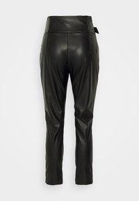 Pantalon noir taille haute en similicuir avec une coupe slim et des détails de couture, vu de dos sur un fond blanc uni.