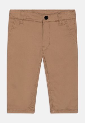 Pantaloni in cotone beige con vestibilità regolare, dotati di tasche frontali, chiusura con bottone nero e cuciture a contrasto lungo le cuciture.