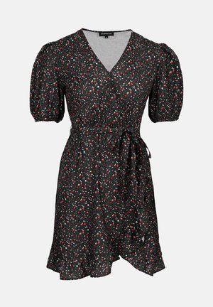 Czarna sukienka w kwiaty z krótkimi bufkami, dekoltem w serek i wiązaniem w talii. Posiada czerwono-białe i zielone wzory kwiatowe; teksturowana tkanina.