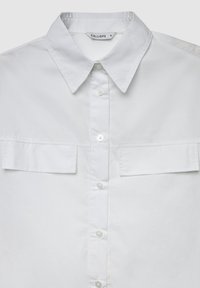 Weißes Baumwollhemd mit Kragen, durchgehender Knopfleiste und zwei Brusttaschen. Verfügt über eine glatte Textur und ein klassisches Design.