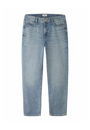 Lyseblå denimjeans med lige ben, foran med knap og lynlås og fem-lomme design på hvid baggrund.