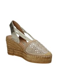 Sandalia espadrile con cuña beige, parte superior de malla metálica, suela plataforma de yute trenzado y tiras traseras metálicas.