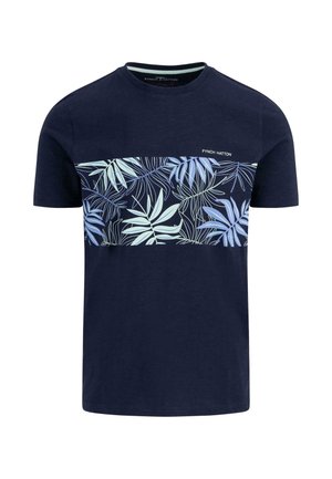 Námořnické bavlněné tričko s modro-zeleným listovým vzorem přes hruď a nápisem "Fynch Hatton" vytištěným nahoře.