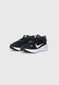 Czarne buty sportowe z siateczkowym wierzchem, białym logo Nike, elastycznymi sznurowadłami i wyściełanym kołnierzem. Lekka podeszwa z teksturowanym bieżnikiem.