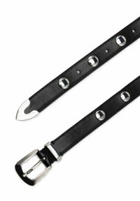 Fekete bőr öv ezüst kör alakú szegecsekkel, ezüst téglalap alakú csattal és hegyes végű kialakítással. Simma textúra, varrási részletekkel.