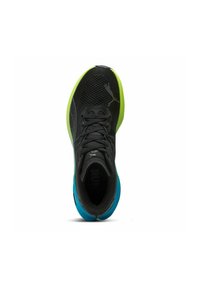 Scarpa sportiva nera con tomaia in rete, accentatura verde sul tallone e suola blu. Presenta lacci e un piccolo logo di lato.
