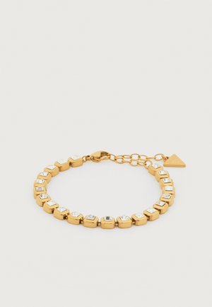 Armbånd i gulltone med firkantede klare steiner satt i individuelle ledd og med lås i hummerklolås, justerbar kjede og trekantet anheng.