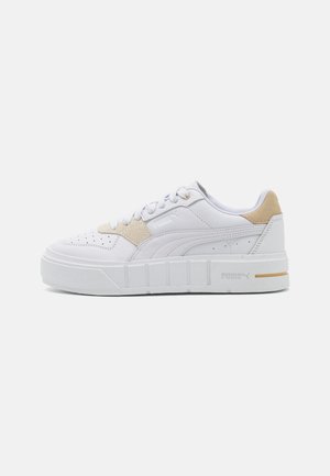 Trainers - white